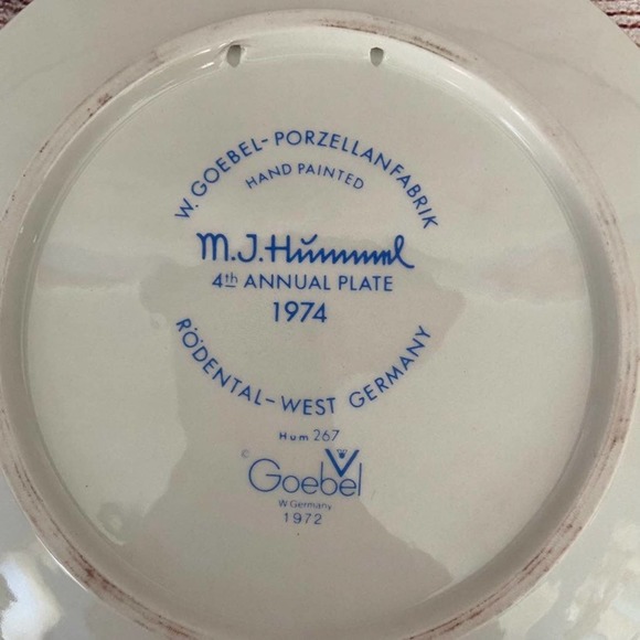 Set of 3 M.J. Hummel Plates - Picture 7 of 8